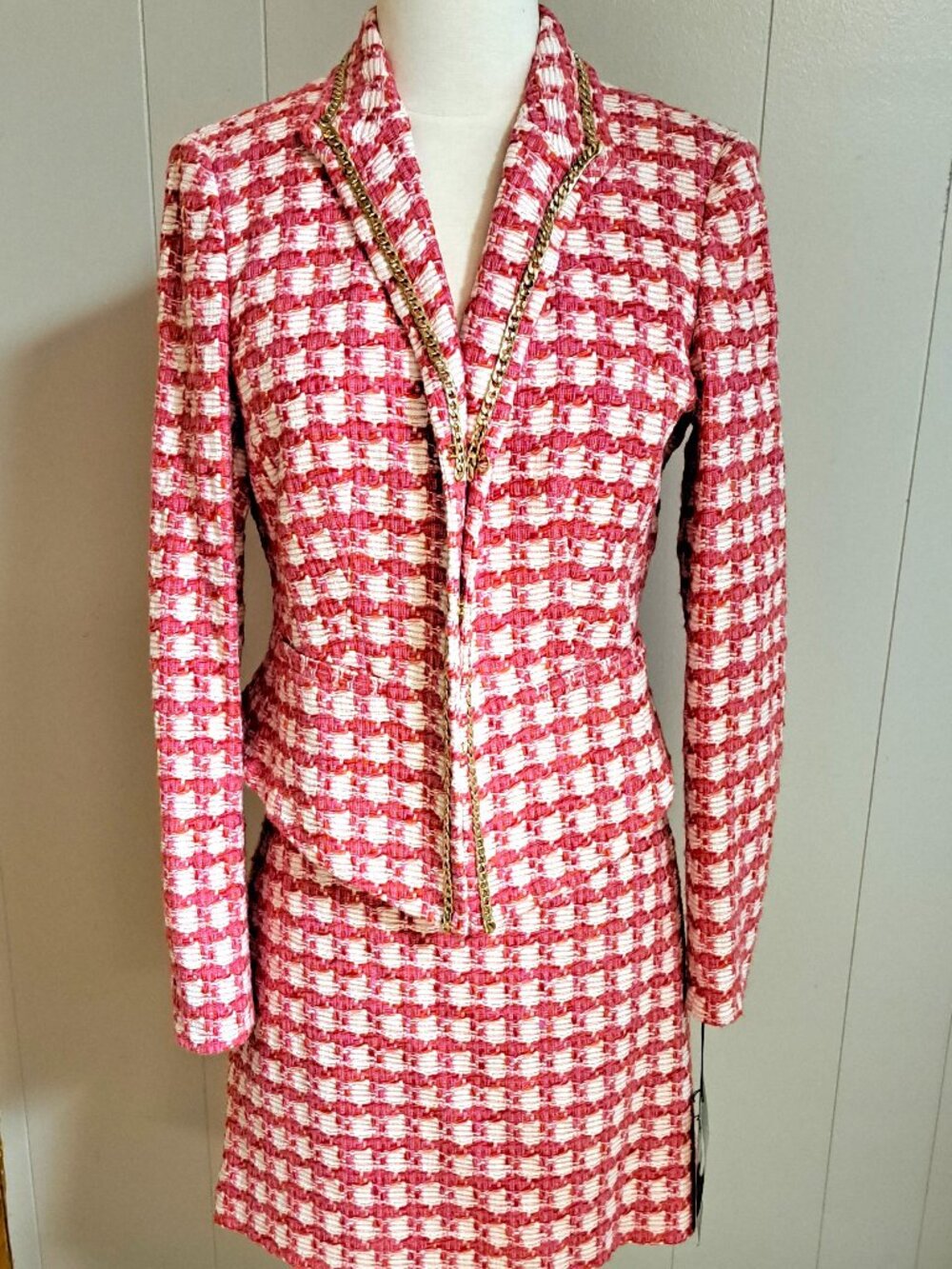 NICE LADIES NWT 2 PC SUIT JACKET SZ 10 SKIRT SZ 8 RASPBERRY & WHITE HOUNDSTOOTH